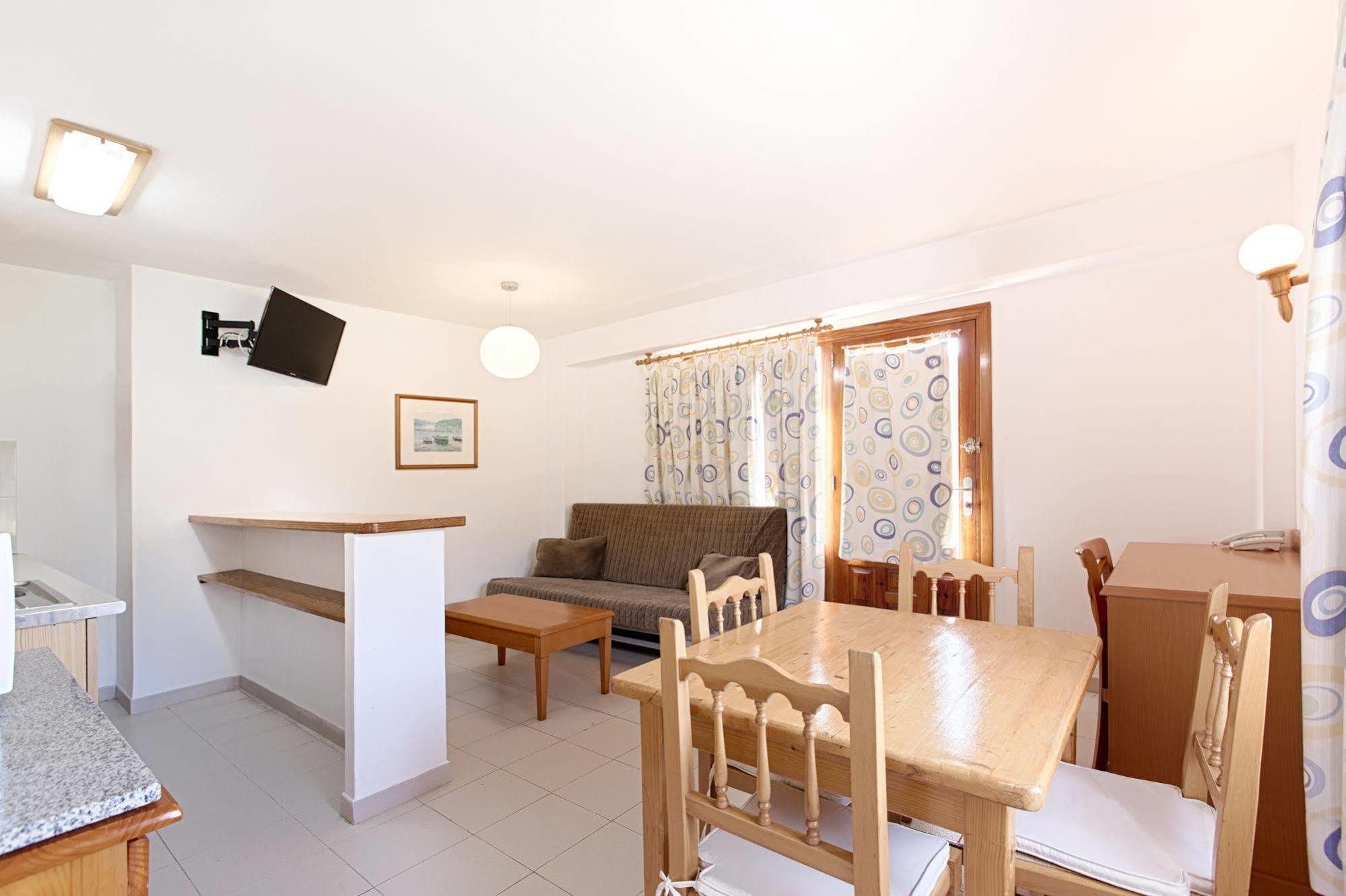 Apartamentos Colomar Санта-Эулалия-дель-Рио Экстерьер фото