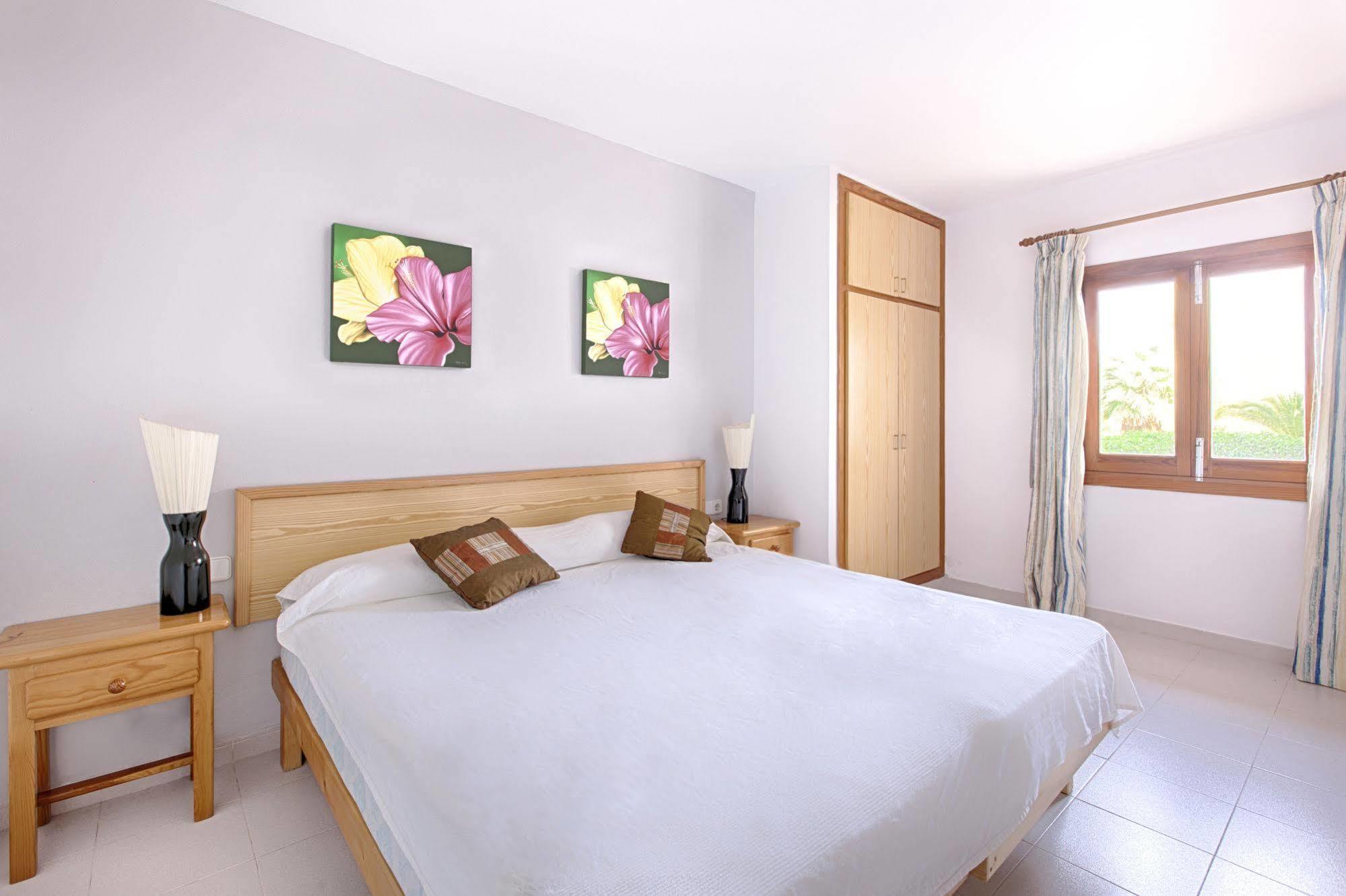 Apartamentos Colomar Санта-Эулалия-дель-Рио Экстерьер фото
